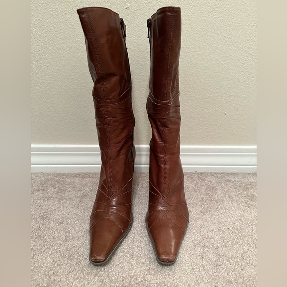 Gianni Bini brown boot. Size 6. - Picture 3 of 10